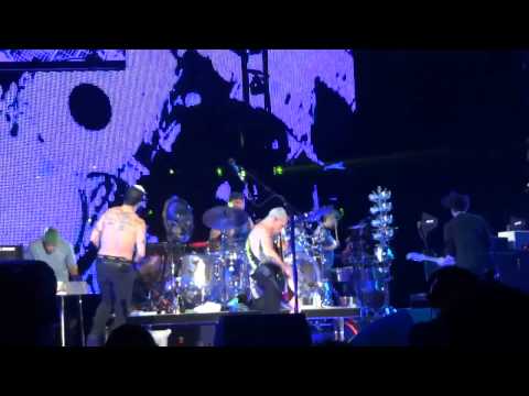 Red Hot Chili Peppers Live Breaking the Girl - Madrid - Multicam