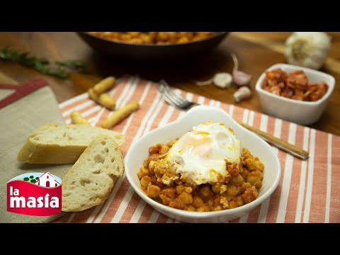 Garbanzos con tomate y huevo