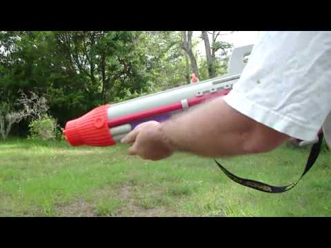 SUPER SOAKER CPS 2500 Aquatic Weapon Water Blaster Rifle Demonstration