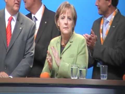 Angela Merkel klatscht