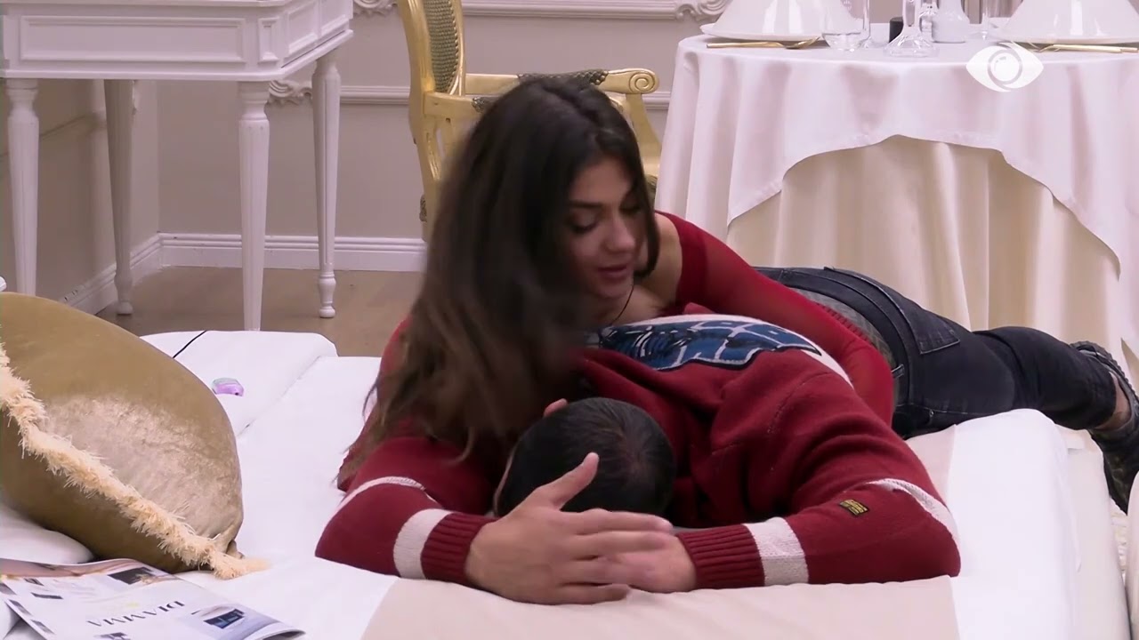 Jozi dhe Loredana të shtrirë në suitë, qëndrojnë nën shoqërinë e njëri-tjetrit