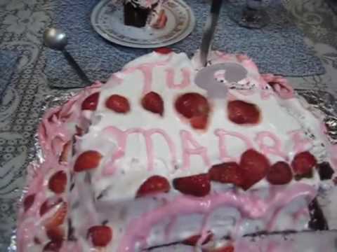 Mis hermanos embarrandose del pastel de mi mama