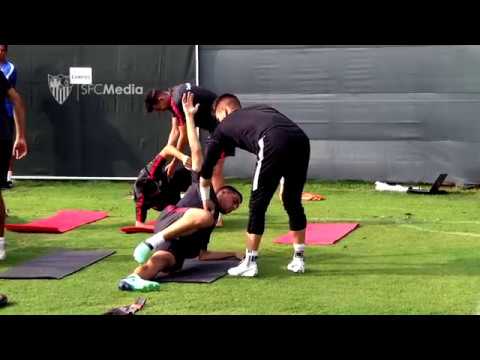 Marchena sigue de cerca un entrenamiento con circulación de balón, entradas por banda y finalización