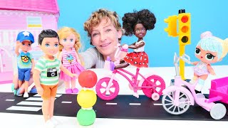 Lehrreiches Video aus Nicoles Spielzeug Kindergarten. Die Aufgaben eines Verkehrspolizisten