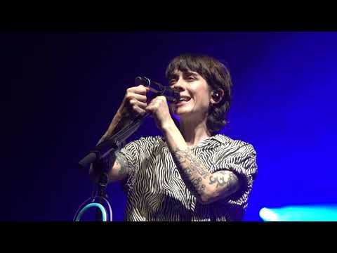 12/17 Tegan & Sara - Nineteen @ The Vic, Chicago, IL 11/05/22