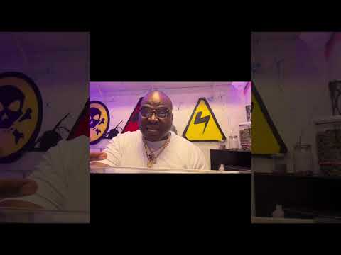 Blue ragg , Duroc crip chased into grocery store by enemies