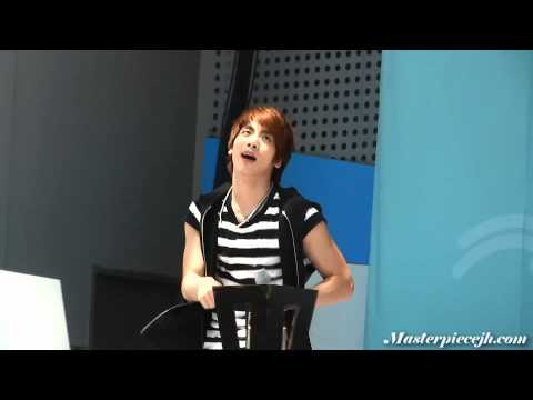 110528 Jonghyun cutely bowing to noona + Waving Secretly ㅎㅅㅎ// @ Walking Event