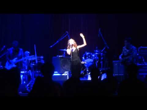 GALA BRIE (Telonera) CLAP YOUR HANDS SAY YEAH @ C.C. Barranco - Lima, Perú (25.08.2015)