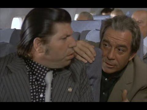 "Ma la targa l'avete presa?" "Sissignore, eccola qua!" (da "Vogliamo i colonnelli", 1973)