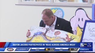 Knox County Mayor reads to students as part of 'Read Across America Week'