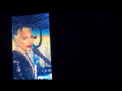 Lady Gaga hilariously performs POKER FACE & explains what it means! She's a comedian!!