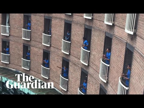 Fijian rugby league team sing from balconies to thank Sydney hotel quarantine staff