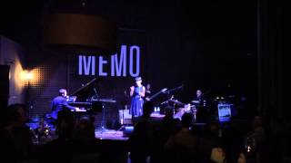 Arisa scherza col pubblico e canta Sincerità