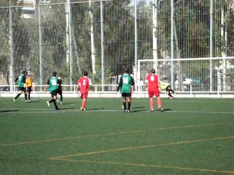 Minuto 78. Alberto transforma la pena máxima para poner el 3-1 para el Juventud Elipa