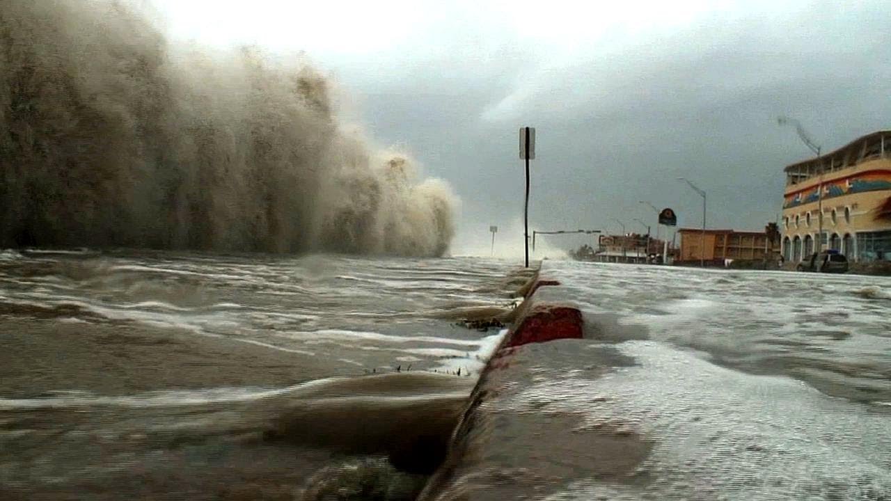 Hurricane Milton makes landfall in Florida - LIVE 🔴