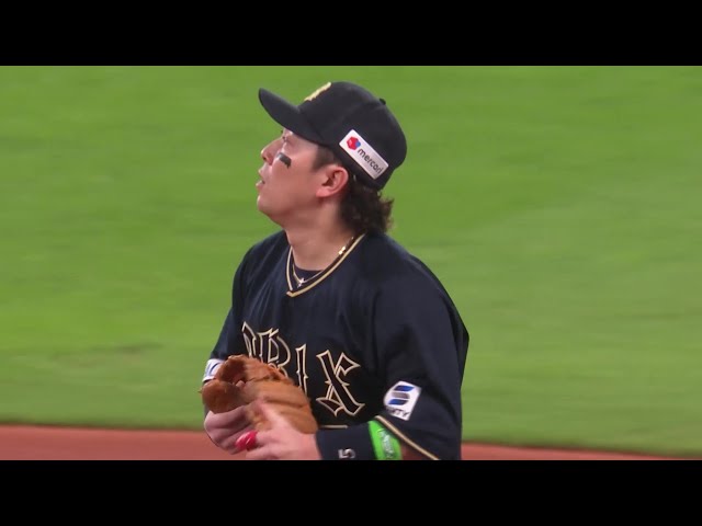 【2回裏】光る堅守!! バファローズ・西野真弘 スライディングキャッチからの素早い送球でダブルプレーを奪う!! 2025年10月11日 北海道日本ハムファイターズ 対 オリックス・バファローズ