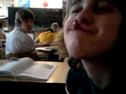 hodina dějepisu..Mišan si dá jazyk na nos :D