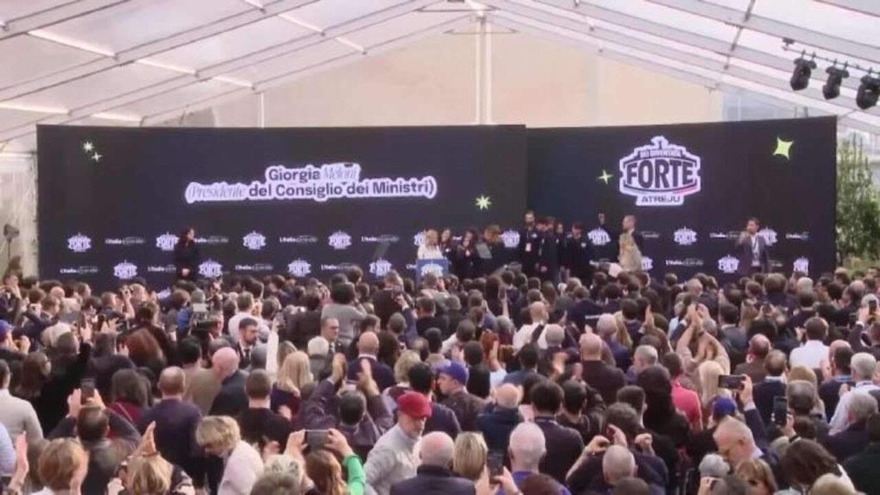 Meloni sul palco di Atreju con la felpa dei volontari canta l'Inno di Mameli