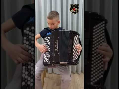 Stefan Radak plays on a Sabbatini student accordion!