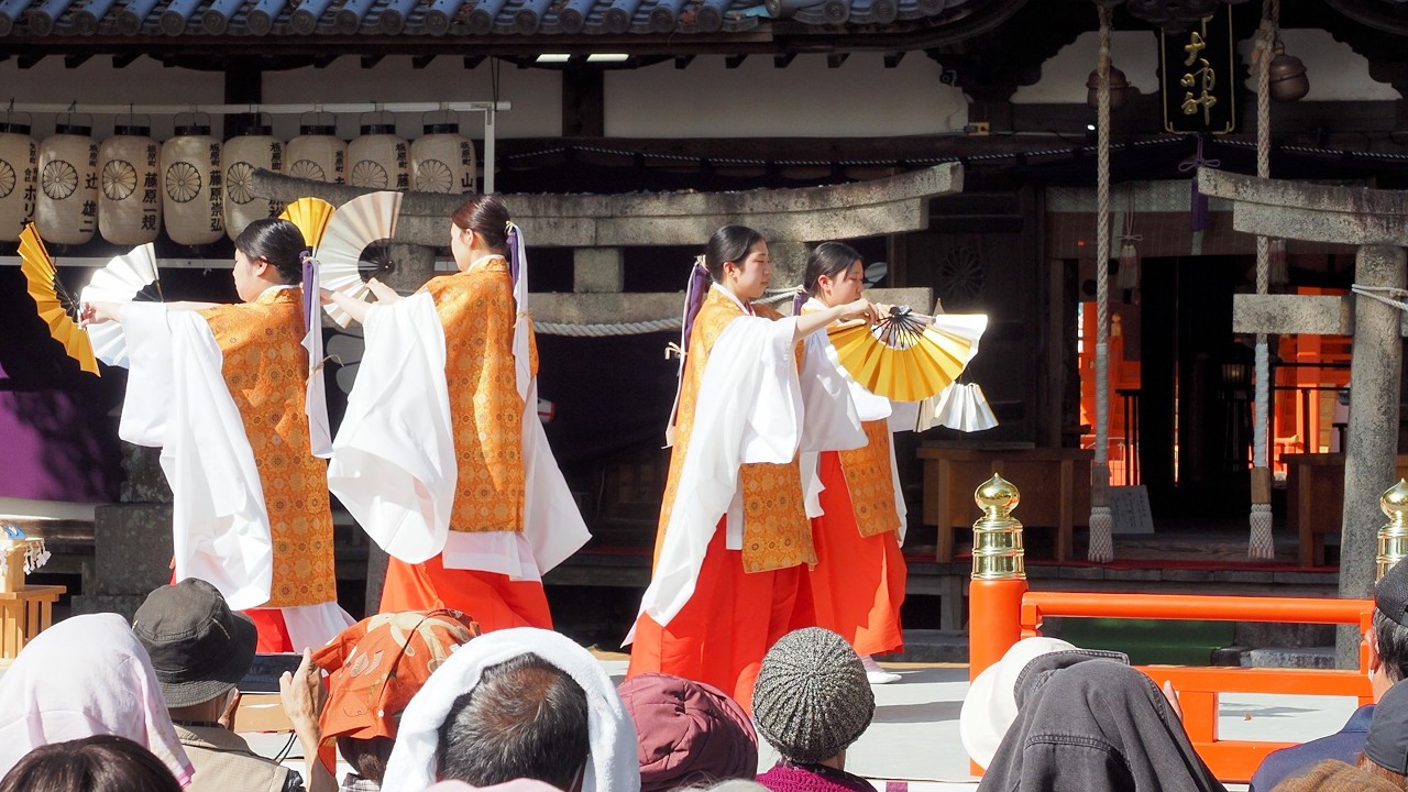 巫女が扇を手に蝶のように舞う神楽：泉穴師神社　春季大祭