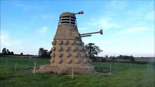 preview picture of video 'The 'Dalick': giant Dalek at Snugbury Ice-cream'