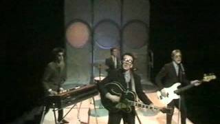 Elvis Costello - (What's So Funny 'Bout) Peace, Love, and Understanding.wmv