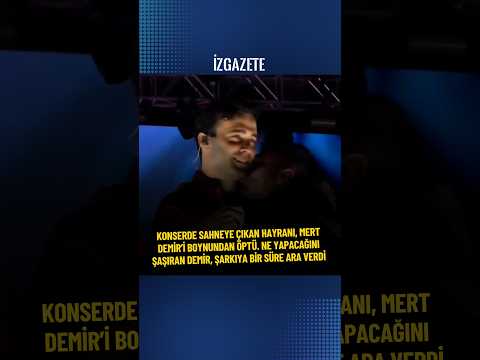 Sahneye çıkan hayranı, Mert Demir’i boynundan öptü. Demir, şarkıya bir süre ara verdi #mertdemir