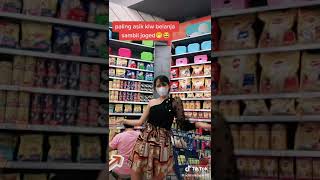 Download lagu Belanja Bulanan Sambil Joged Lagu Tiktok Viral Mendung Tanpo Udan 🎵🎵💕 mp3 Download lagu Belanja Bulanan Sambil Joged Lagu Tiktok Viral Mendung Tanpo Udan 🎵🎵💕 mp3