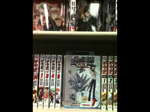 Public Cosplay 2 Gundam in book store