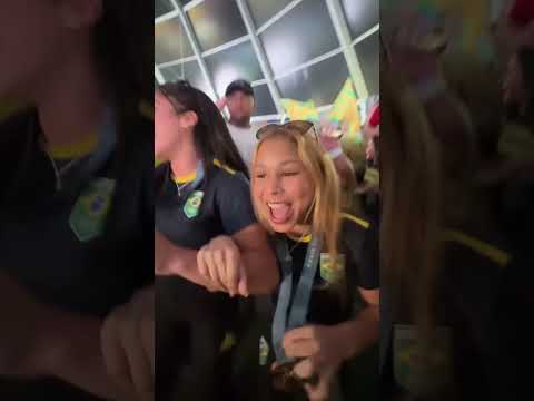 VIROU BAILE! Medalhistas brasileiras da ginástica são OVACIONADAS | (via @movimentoverdeamarelo/IG)