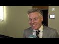 Fractievoorzitter Rob Roos van FvD gaat in gesprek met Wiegel.