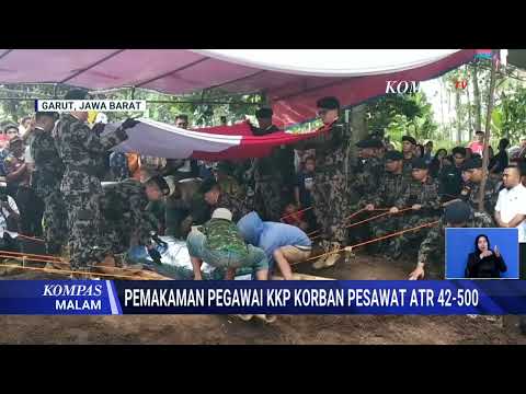 Korban Pesawat ATR 42 500 Deden Maulana Dimakamkan Secara Kedinasan di Garut