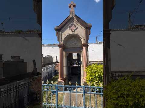 O túmulo da Loira do Banheiro - Maria Augusta . Cemitério dos Passos/Guaratinguetá