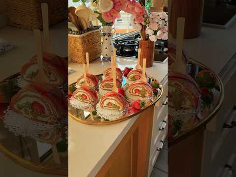 Strawberry pistachio rolls 🍓