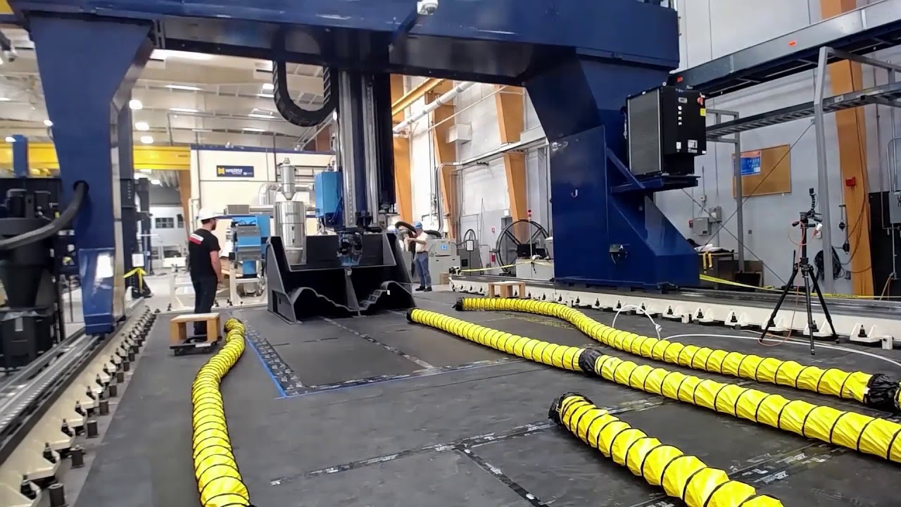 Time-lapse of the World's Largest 3D Printed Boat - YouTube