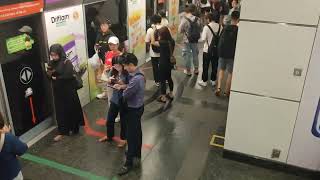 Download lagu Look so crowded mp3 Download lagu Look so crowded mp3