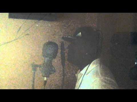 Elvis Emper grabando el cuchiplancheo