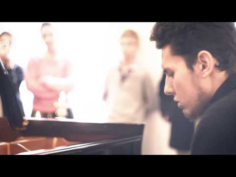 Piano Medley in a Piano Store – Thomas Krüger