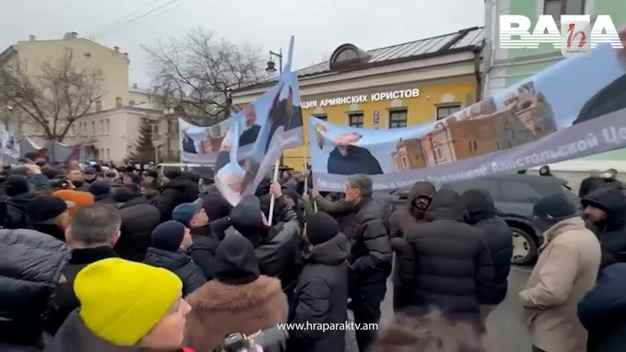 Ռուսաստանում ՀՀ դեսպանատան մոտ Փաշինյանին դիմավորել են բողոքի ակցիայով