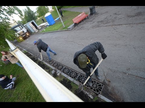 Снос забора в скандальном сквере Екатеринбурга видео