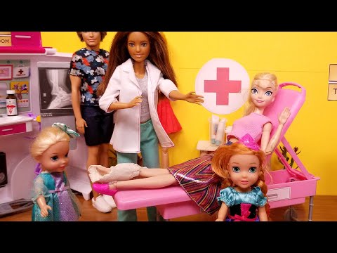Leg cast is off ! Elsa and Anna toddlers - Barbie is the doctor