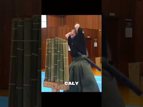 Przecinanie mat tatami jest znacznie trudniejsze, niż wygląda