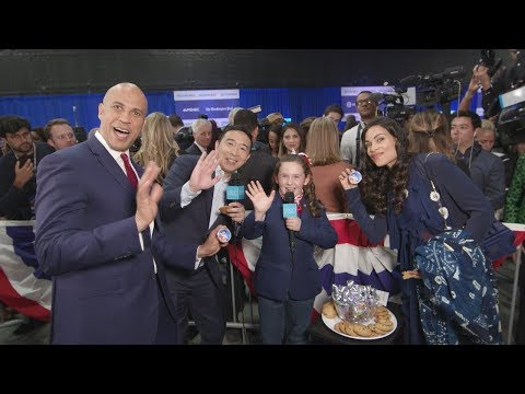 民主党大統領討論会で候補者と話すメイシー (Macey Talks to Candidates at the Democratic Presidential Debate)