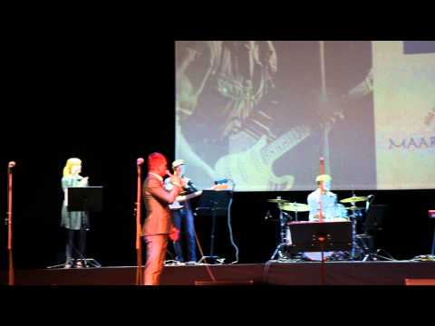 Ott oma bändi tutvustamas :). Maarja Küla toetuskontserdil 2. novembril 2014.a