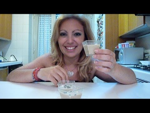 La faccia di decolorazione fa i bagagli con fragola Macinatura laser della persona in risposte di Chelyabinsk