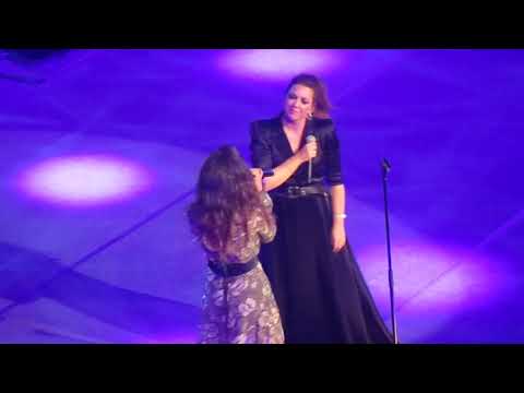 Niña Pastori y Malú - Bajo tus Alas (teatro real)