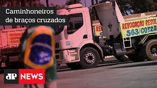 Caminhoneiros ocupam duas faixas da Rodovia Castelo Branco em São Paulo