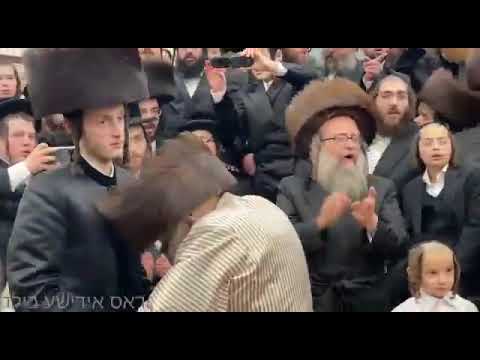 Karlsburg Rav Rabbi Yechezkel Roth ztzl dancing at a wedding Adar 5781