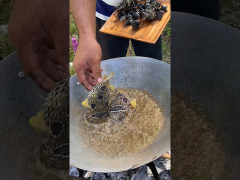 Frying Fresh Fugu! Delicious Fried Pufferfish Recipe (Prepared by Expert)
