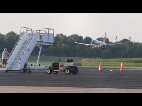 737-800 landing at BMG